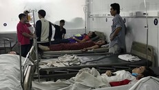 Nhiều công nhân ăn cơm xong có dấu hiệu nôn ói, chóng mặt, ngất xỉu.