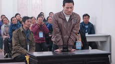 Hùng và bố mẹ tại tòa.