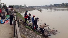 Ngoài thả cá, người dân còn thả rất nhiều loại rác xuống sông