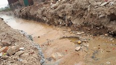 Rãnh nước vàng khè, sùi bọt, nổi lềnh chai nước ngọt sau một số cơ sở sản xuất tại xã Dương Liễu (Hoài Đức).