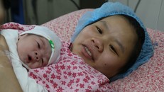 Chị Trần Thị Liên đã hạ sinh bé trai 3,4kg trong thời khắc đặc biệt, bé Phúc An đã chào đời vào 00h05 phút ngày mùng một năm Mậu Tuất 2018 (Ảnh Công Phương).