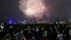Pháo hoa đỏ rực chào đón năm mới trên bầu trời TP.HCM