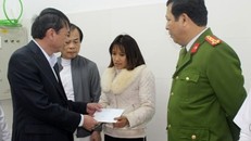 Chủ tịch UBND tỉnh Cao Bằng Hoàng Xuân Ánh đến động viên gia đình nạn nhân. Ảnh: Báo Cao Bằng. Nguồn: Zing.