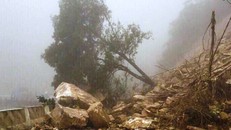 Điểm sạt lở trên QL8A (Ảnh: Hoàng Dương)