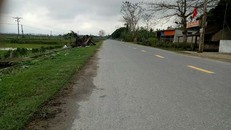 Đoạn đường xảy ra vụ tai nạn thương tâm vào đêm giao thừa vừa qua. Ảnh: Lê Luyện.