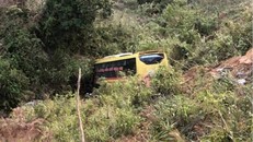 Hiện trường xe khách lao xuống vực