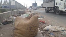 Rác rải vứt bừa bãi trên cầu