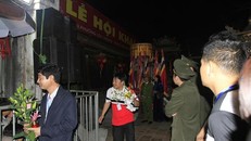 Đại biểu đeo thẻ mang theo lộc từ đền Thiên Trường ra về trước ánh mắt của hàng nghìn du khách. Ảnh: Trường Phong