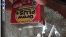 Sữa Grow Plus+ của Nutifood trong tình trạng vón cục. Ảnh: Congluan.