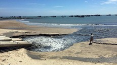 Nước đen như hắc ín ở Bình Thuận: 'Chỉ là thoát nước'