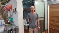 Ông Dũng đứng bên cạnh khu nhà vệ sinh dựng tạm chưa đầy 4m2 nhưng bị Phường Kim Mã yêu cầu phá dỡ