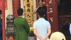 Đối tượng Hiền cầm dao dọa tự tử ngay trước Đền Tả Phủ