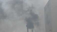 Hiện trường Nhà máy thức ăn chăn nuôi JAPFA COMFEED xả khói mù mịt ra môi trường vào chiều 2/3/2018 (ảnh Việt Quốc).