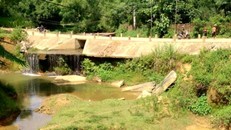 Đập tràn Bai Căng, xã Ngọc Khê (Ngọc Lặc) xuống cấp, nhiều mảng bê tông nằm ngổn ngang.