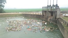 Địa điểm cống Ùn, nơi tập trung vô vàn các loại rác thải mà người dân “tiện tay” ném xuống