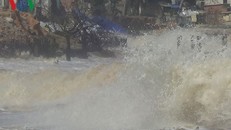 Sóng biển càng lúc càng ăn sâu vào khu dân cư thôn Tiến Đức. 