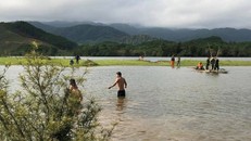 Lực lượng chức năng tìm kiếm thi thể nạn nhân. Ảnh: Nguyễn Mạnh Hùng