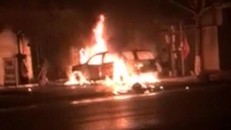 Chiếc ôtô 7 chỗ bốc cháy dữ dội. Ảnh: H.T