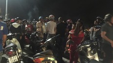 Rất nhiều người dân hiếu kỳ theo dõi vụ việc. 