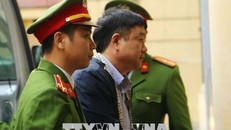 Bị cáo Đinh La Thăng bị dẫn giải đến tòa vào sáng nay. Ảnh: TTXVN