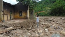 Giông lốc trong đêm tại huyện miền núi Quan Hóa đã khiến nhiều nhà dân bị tốc mái.