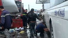 Lực lượng chức năng tiến hành đưa người đi cấp cứu. Ảnh VOV.VN 