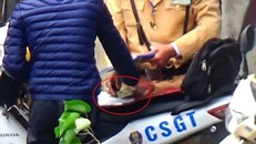 Bước đầu Công an TP Hà Nội thấy có dấu hiệu tiêu cực trong thực hiện nhiệm vụ của Cảnh sát Giao thông Hà Nội. Ảnh cắt từ clip.