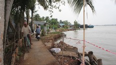 Nhiều người bất an khi lưu thông qua nơi sạt lở