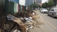 Rác chất đống cạnh chân tường bao dự án gây ô nhiễm môi trường và cảnh quan đô thị.