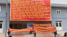 Người dân chung cư PVNC2-CT02 căng băng rôn kêu cứu lãnh đạo tỉnh Nghệ An vì chung cư chưa có hệ thống PCCC