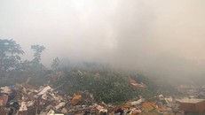 Bãi rác gây mùi hôi và khói mịt mù (Ảnh: H.Đ)