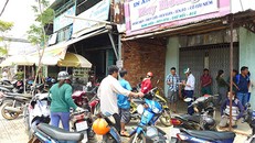 Đông người dân hiếu kỳ kéo đến khu nhà trọ ở ấp 1, xã Tiến Thành, thị xã Đồng Xoài (Bình Phước) theo dõi sự việc. Ảnh: CAND.