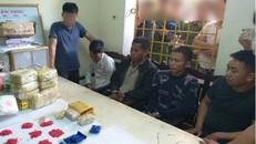 3 đối tượng trong 2 chuyên án bị lực lượng chức bắt giữ khi vận chuyển 8kg ma túy đá và hơn 18 ngàn viên ma túy tổng hợp. Ảnh: Hồng Quang – Báo Nghệ An.