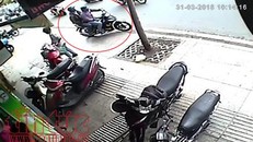 Hai đối tượng cướp ngân hàng bỏ chạy bị camera của cửa hàng kế bên ghi lại.