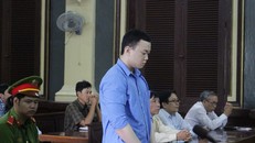 Mâu thuẫn nhỏ, Cường đâm chết nam thanh niên trong quán karaoke.