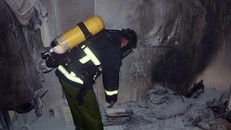 Cơ quan chức năng khám nghiệm hiện trường. Ảnh: Báo Công an nhân dân.