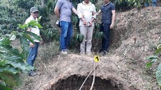 Vũ được đưa đến hiện trường để dựng lại vụ án.