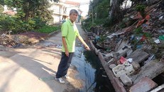 Người dân bức xúc vì nguồn nước đen sau chợ Giếng Đáy gây ô nhiễm môi trường