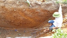 Phát hiện thấy có dầu chảy ra theo mạch nước khi đào hố xuống khoảng 4m.