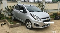 Chiếc xe lùi đâm phải 2 học sinh, 1 em tử vong sau đó .