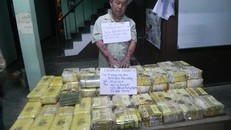 Đối tượng cùng tang vật. Ảnh: BĐBP cung cấp.