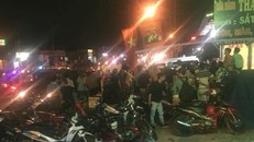 Rất đông người dân tập trung tại hiện trường vụ án 