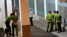 Công an khám nghiệm hiện trường. Ảnh: Tri thức Trực tuyến