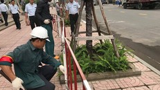 Lực lượng chức năng phá dỡ rào chắn bằng sắt dựng trên vỉa hè chung cư Vinaconex 7. Ảnh: Gia Chính.