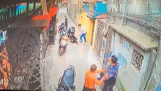 Đối tượng chĩa súng bắn gục chị Hà. Ảnh cắt từ clip.