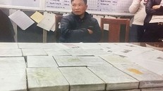 Nguyễn Hữu Chuyền và tang vật tại cơ quan điều tra 