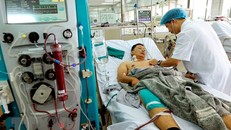 Bác sỹ Bệnh viện Bạch Mai đang cấp cứu điều trị cho bệnh nhân trong sự cố y khoa khi đang chạy thận nhân tạo tại Bệnh viện đa khoa tỉnh Hòa Bình. (Ảnh: Dương Ngọc/TTXVN)