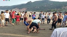 Người dân đưa nạn nhân lên bờ tiến hành sơ cứu