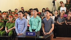 Bác sỹ Hoàng Công Lương (giữa) cùng 2 bị cáo tại phiên tòa bị hoãn ngày 7/5.