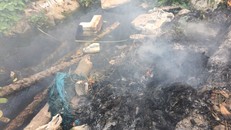 Rác thải bị đổ trộm và đốt trong đêm.